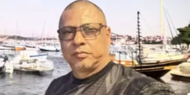 Polícia divulga a foto de homem procurado por est*pr0 e fornecimento de bebida alcoólica