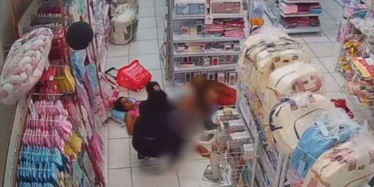 Durante a escolha do enxoval, grávida entra em trabalho de parto e dá à luz no chão de loja