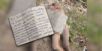 Crime brutal – Cadáver é jogado com pedra no peito e cartaz sobre o motivo da execução