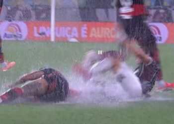 Jogo foi interrompido por chuva forte