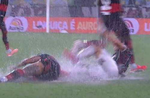 Jogo foi interrompido por chuva forte