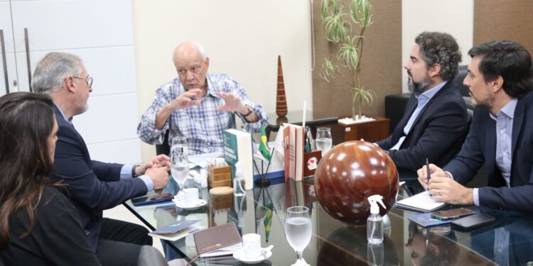 FIEAM recebe lideranças do setor de bebidas para alinhamento institucional