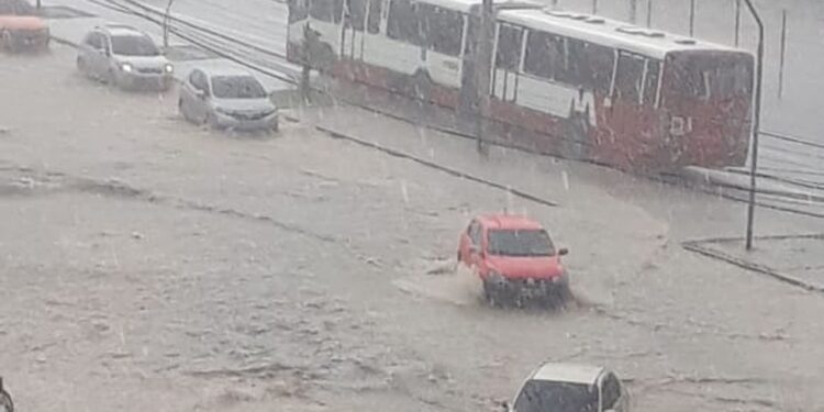 Manaus amanheceu debaixo de temporal no sábado