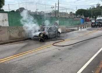 Incêndio em veículo causa bloqueio total e caos no trânsito na zona Centro-Oeste