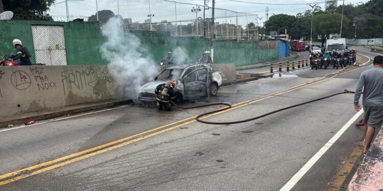Incêndio em veículo causa bloqueio total e caos no trânsito na zona Centro-Oeste