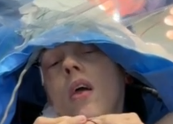 Fez crochê durante cirurgia para retirada de tumor