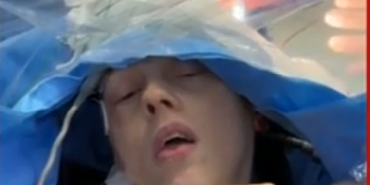 Fez crochê durante cirurgia para retirada de tumor