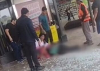 Vídeo: Ao dar a ré, motorista invade calçada, atinge vidro de shopping e deixa mulher ferida em Manaus