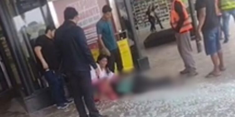Vídeo: Ao dar a ré, motorista invade calçada, atinge vidro de shopping e deixa mulher ferida em Manaus