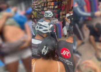 Vídeo: No Centro de Manaus, homem dá soco em criança autista ‘do nada’ e é contido pela população