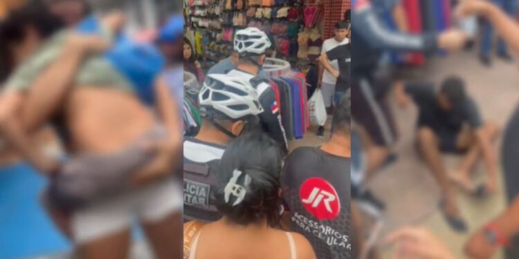 Vídeo: No Centro de Manaus, homem dá soco em criança autista ‘do nada’ e é contido pela população