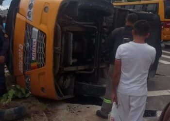 Amarelinho tomba na Autaz Mirim após desvio e passageiros entram em pânico