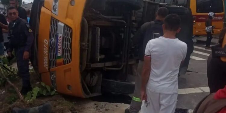 Amarelinho tomba na Autaz Mirim após desvio e passageiros entram em pânico