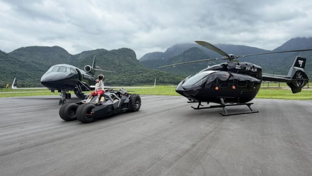 Neymar mostra coleção milionária com Batmóvel, avião e helicóptero