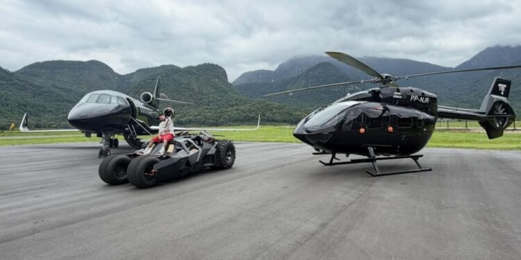 Neymar mostra coleção milionária com Batmóvel, avião e helicóptero