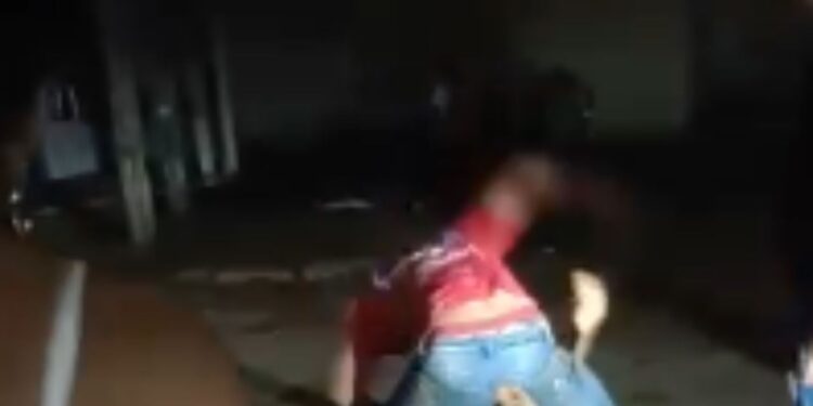 Acusado de roubo fica todo ferido após população de Petrópolis se revoltar