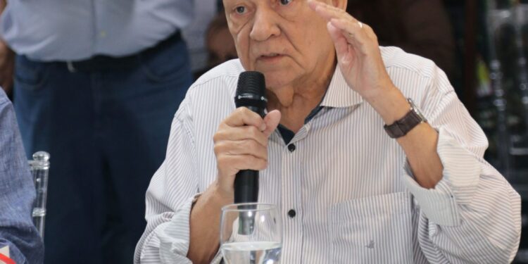 A Zona Franca passa, enquanto os cachorros latem…