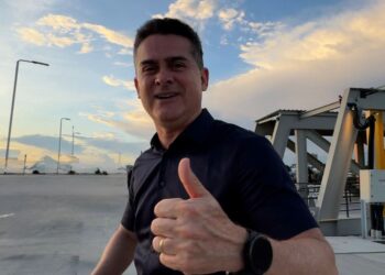 Tocando tambor pra doido dançar