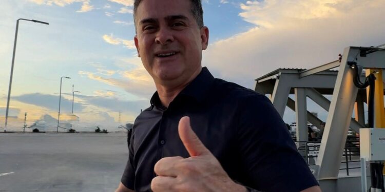 Tocando tambor pra doido dançar