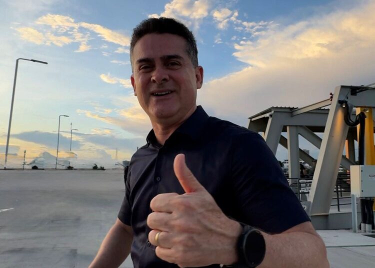 Tocando tambor pra doido dançar
