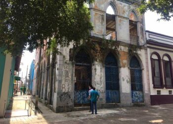 Os roubos de bueiros nas ruas, nas grades e telhas dos casarões históricos e pontes de ferro do Centro, continuam e ninguém toma providência