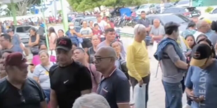 CAOS NA SAÚDE – Filas e confusão no Hospital Francisca Mendes