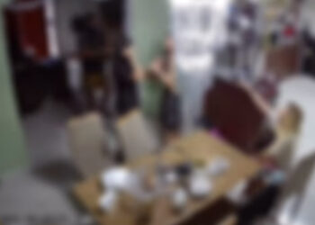 Refém desmaia durante assalto; vídeo mostra toda a ação em que pais e bebê ficam na mira de criminosos dentro de casa