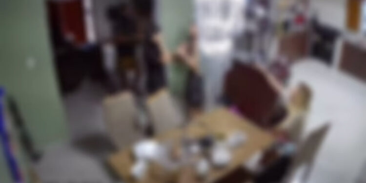 Refém desmaia durante assalto; vídeo mostra toda a ação em que pais e bebê ficam na mira de criminosos dentro de casa