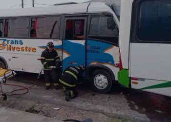Colisão de três micro-ônibus deixa 11 feridos no Distrito Industrial II