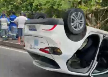 VÍDEO – Capota carro com funcionários da Águas de Manaus após colisão com caçamba na Av. Jacira Reis
