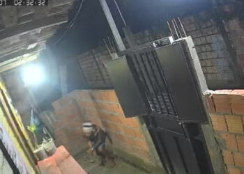 Invadiu casa e furtou televisão; saiu com ela nas costas e toda a ação foi filmada. VEJA O VÍDEO