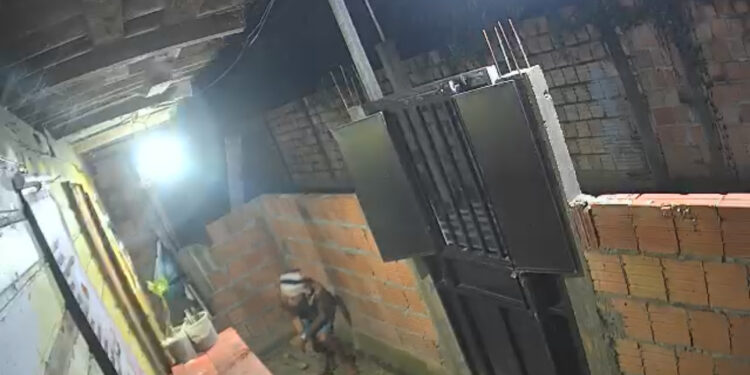 Invadiu casa e furtou televisão; saiu com ela nas costas e toda a ação foi filmada. VEJA O VÍDEO