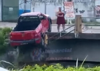 VÍDEO – Duas pessoas são salvas por populares após picape ficar pendurada sobre igarapé