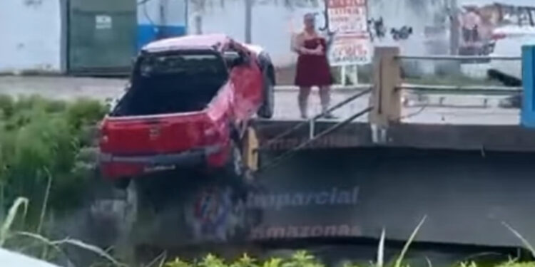 VÍDEO – Duas pessoas são salvas por populares após picape ficar pendurada sobre igarapé