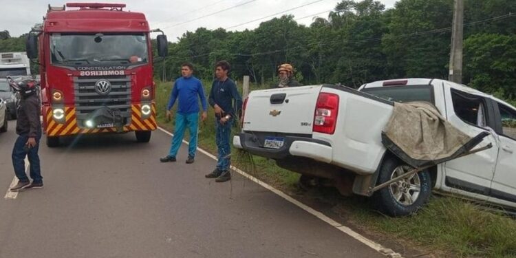 Capotamento de picape deixa sete feridos na rodovia AM-070