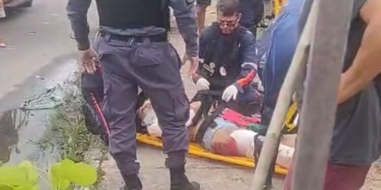 Vídeo forte mostra passageira de carro com perna em carne viva após capotamento