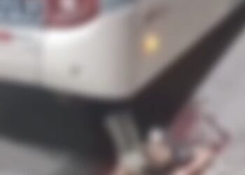 VÍDEO FORTE – Passageiro fica em estado grave após cair de ônibus e ser atropelado no T4