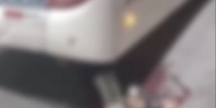 VÍDEO FORTE – Passageiro fica em estado grave após cair de ônibus e ser atropelado no T4