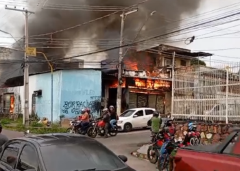 Incêndio de grandes proporções destrói fábrica de sofás no São Francisco