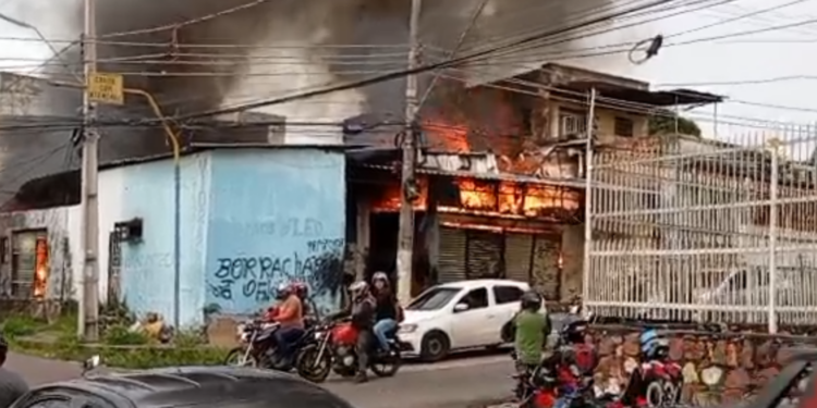 Incêndio de grandes proporções destrói fábrica de sofás no São Francisco