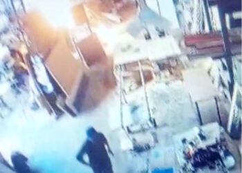 Flagrado por câmera ateando fogo em fábrica