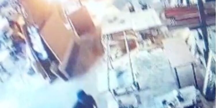 Flagrado por câmera ateando fogo em fábrica