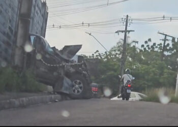 Invade contramão, atinge ônibus e causa acidente na Zona Sul