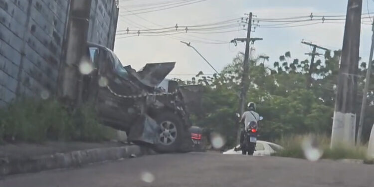 Invade contramão, atinge ônibus e causa acidente na Zona Sul