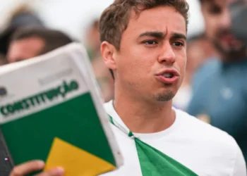 Direita mergulha e ressurge na chuva, com trovoadas e relâmpagos, em Brasília.