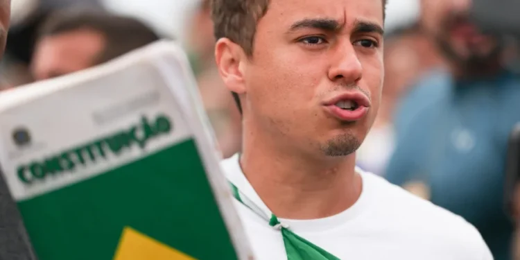 Direita mergulha e ressurge na chuva, com trovoadas e relâmpagos, em Brasília.