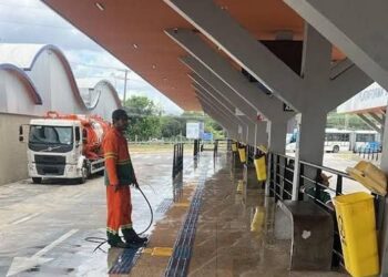 Prefeitura de Manaus realiza limpeza e manutenção no terminal 7, no Tarumã