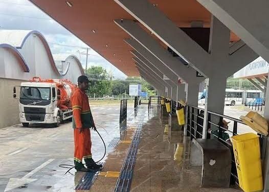 Prefeitura de Manaus realiza limpeza e manutenção no terminal 7, no Tarumã