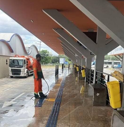 Prefeitura de Manaus realiza limpeza e manutenção no terminal 7, no Tarumã