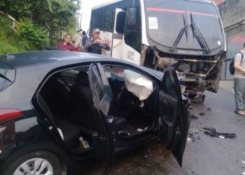Impacto brutal entre carro e ônibus deixa uma vítima fatal
